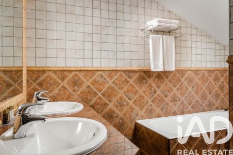 Propiedad comercial de 4716 m² en venta en Lérida, Cataluña, Spain № 4700 - foto 6