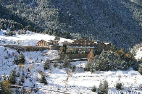 Propiedad comercial de 4716 m² en venta en Lérida, Cataluña, Spain № 4700 - foto 24