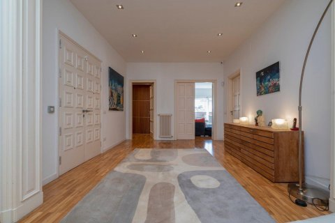 Apartamento de 7 dormitorios en venta en Barcelona, Cataluña, Spain № 1217 - foto 9