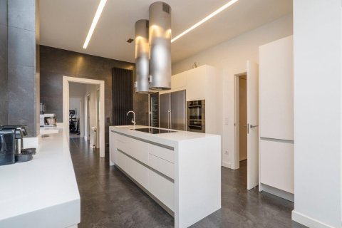 Apartamento de 7 dormitorios en venta en Barcelona, Cataluña, Spain № 1217 - foto 20