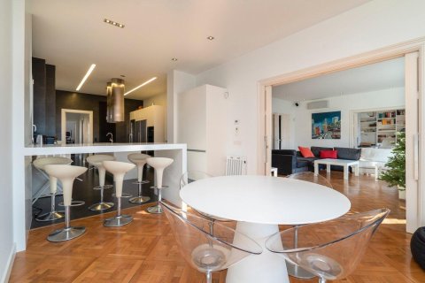 Apartamento de 7 dormitorios en venta en Barcelona, Cataluña, Spain № 1217 - foto 12