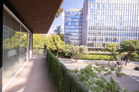 Apartamento de 3 dormitorios en venta en Barcelona, Cataluña, Spain № 1493 - foto 4