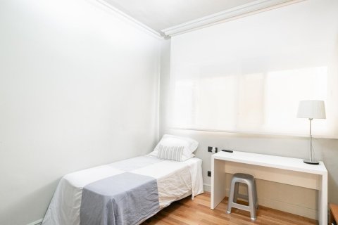 Apartamento de 3 dormitorios en venta en Barcelona, Cataluña, Spain № 1493 - foto 14