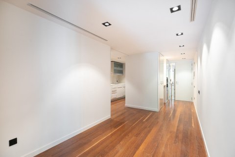 Apartamento de 2 dormitorios en venta en Barcelona, Cataluña, Spain № 1492 - foto 16