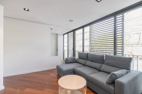 Apartamento de 2 dormitorios en venta en Barcelona, Cataluña, Spain № 1492 - foto 3