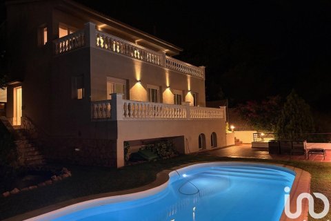 Сasa de 4 dormitorios en venta en Calella, Barcelona, Cataluña, Spain № 4798 - foto 24