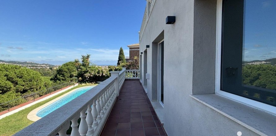 Сasa de 4 dormitorios en venta en Calella, Barcelona, Cataluña, Spain № 4798
