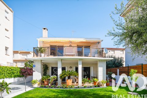 Сasa de 4 dormitorios en venta en Cunit, Tarragona, Cataluña, Spain № 7444