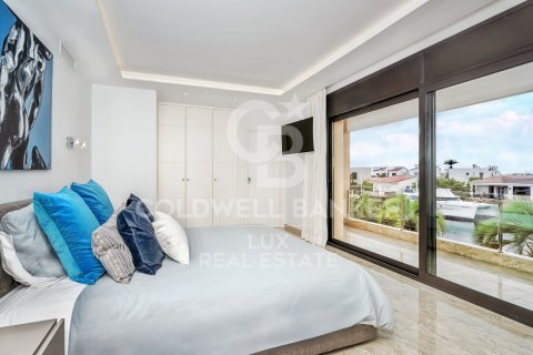 Villa de 9 dormitorios en venta en Roses, Gerona, Cataluña, Spain № 5332 - foto 15