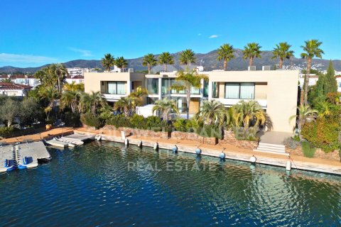 Villa de 9 dormitorios en venta en Roses, Gerona, Cataluña, Spain № 5332
