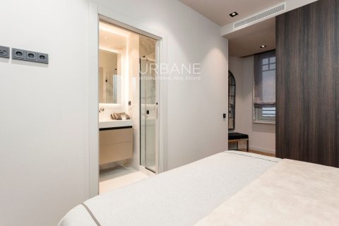 Apartamento de 2 dormitorios en venta en Ciudad Vieja, Barcelona, Cataluña, Spain № 2659 - foto 23