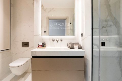 Apartamento de 2 dormitorios en venta en Ciudad Vieja, Barcelona, Cataluña, Spain № 2659 - foto 24