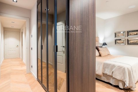 Apartamento de 2 dormitorios en venta en Ciudad Vieja, Barcelona, Cataluña, Spain № 2659 - foto 19