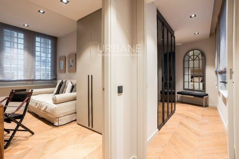 Apartamento de 2 dormitorios en venta en Ciudad Vieja, Barcelona, Cataluña, Spain № 2659 - foto 15