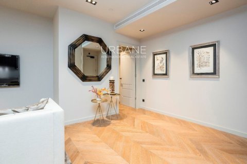 Apartamento de 2 dormitorios en venta en Ciudad Vieja, Barcelona, Cataluña, Spain № 2659 - foto 10