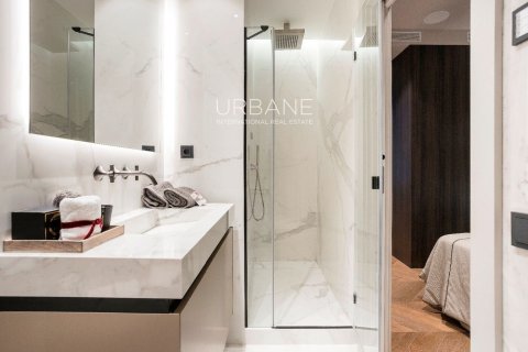 Apartamento de 2 dormitorios en venta en Ciudad Vieja, Barcelona, Cataluña, Spain № 2659 - foto 25