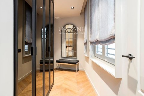 Apartamento de 2 dormitorios en venta en Ciudad Vieja, Barcelona, Cataluña, Spain № 2659 - foto 18