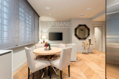 Apartamento de 2 dormitorios en venta en Ciudad Vieja, Barcelona, Cataluña, Spain № 2659 - foto 2