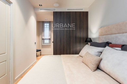 Apartamento de 2 dormitorios en venta en Ciudad Vieja, Barcelona, Cataluña, Spain № 2659 - foto 21