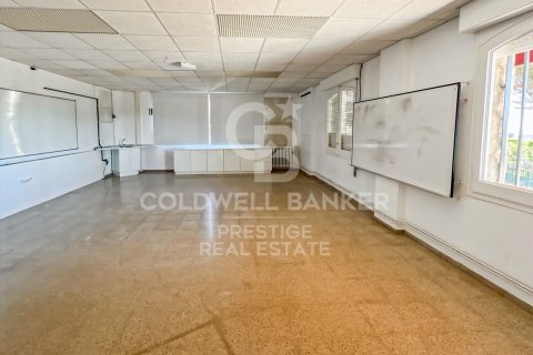 Сasa de 8 dormitorios en venta en Barcelona, Cataluña, Spain № 5965 - foto 21