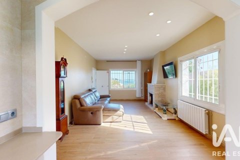 Сasa de 4 dormitorios en venta en Canet de Mar, Barcelona, Cataluña, Spain № 8325 - foto 19