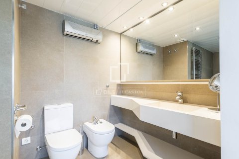 Ático de 2 dormitorios en venta en Barcelona, Cataluña, Spain № 6644 - foto 20