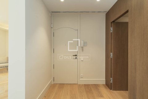 Apartamento de 4 dormitorios en venta en Barcelona, Cataluña, Spain № 4314 - foto 23