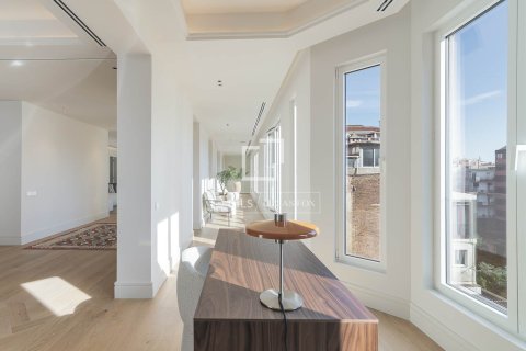 Apartamento de 4 dormitorios en venta en Barcelona, Cataluña, Spain № 4314 - foto 3