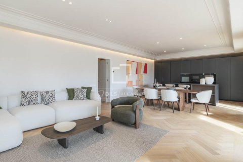 Apartamento de 4 dormitorios en venta en Barcelona, Cataluña, Spain № 4314 - foto 2