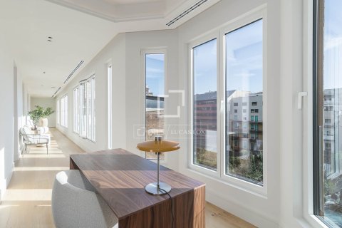 Apartamento de 4 dormitorios en venta en Barcelona, Cataluña, Spain № 4314 - foto 5