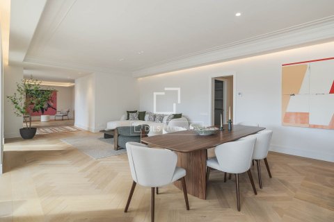 Apartamento de 4 dormitorios en venta en Barcelona, Cataluña, Spain № 4314 - foto 13