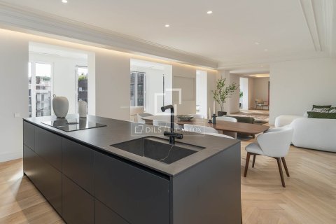 Apartamento de 4 dormitorios en venta en Barcelona, Cataluña, Spain № 4314 - foto 17