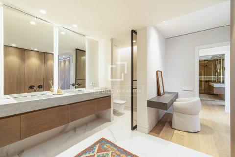 Apartamento de 4 dormitorios en venta en Barcelona, Cataluña, Spain № 4314 - foto 28