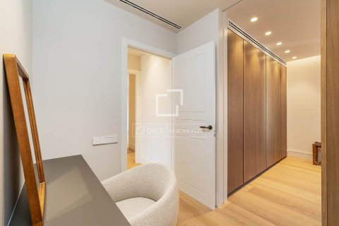 Apartamento de 4 dormitorios en venta en Barcelona, Cataluña, Spain № 4314 - foto 29