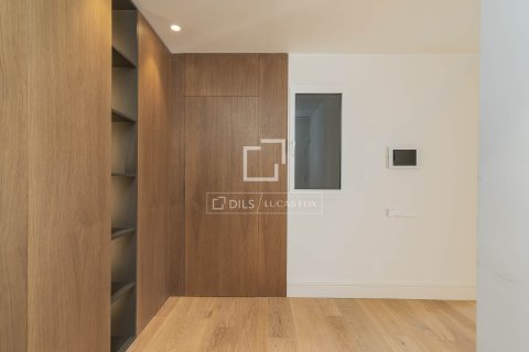 Apartamento de 4 dormitorios en venta en Barcelona, Cataluña, Spain № 4314 - foto 12