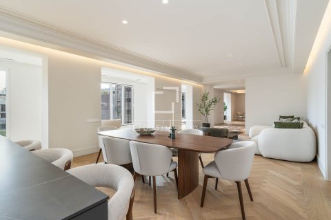Apartamento de 4 dormitorios en venta en Barcelona, Cataluña, Spain № 4314 - foto 18