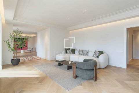 Apartamento de 4 dormitorios en venta en Barcelona, Cataluña, Spain № 4314 - foto 10