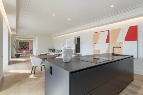 Apartamento de 4 dormitorios en venta en Barcelona, Cataluña, Spain № 4314 - foto 16