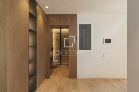 Apartamento de 4 dormitorios en venta en Barcelona, Cataluña, Spain № 4314 - foto 22