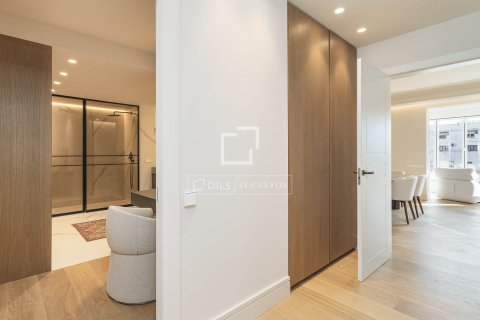 Apartamento de 4 dormitorios en venta en Barcelona, Cataluña, Spain № 4314 - foto 24