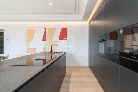 Apartamento de 4 dormitorios en venta en Barcelona, Cataluña, Spain № 4314 - foto 15
