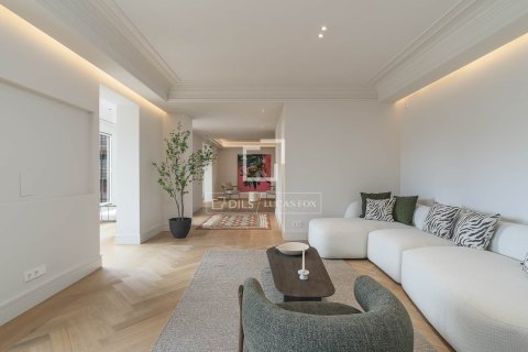 Apartamento de 4 dormitorios en venta en Barcelona, Cataluña, Spain № 4314 - foto 20