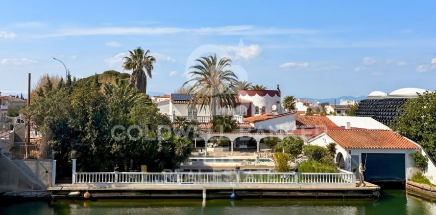 Villa de 7 dormitorios en venta en Empuriabrava, Gerona, Cataluña, Spain № 7759