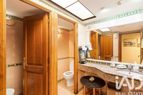 Propiedad comercial de 317 m² en venta en Sant Pol de Mar, Barcelona, Cataluña, Spain № 4693 - foto 26