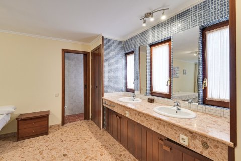 Villa de 6 dormitorios en venta en Blanes, Gerona, Cataluña, Spain № 1276 - foto 21