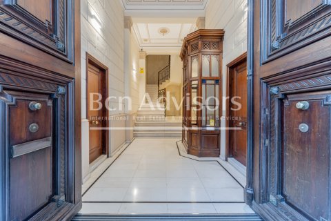 Apartamento de 3 dormitorios en venta en Barcelona, Cataluña, Spain № 2899 - foto 30