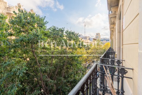 Apartamento de 3 dormitorios en venta en Barcelona, Cataluña, Spain № 2899 - foto 4