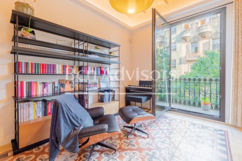 Apartamento de 3 dormitorios en venta en Barcelona, Cataluña, Spain № 2899 - foto 5