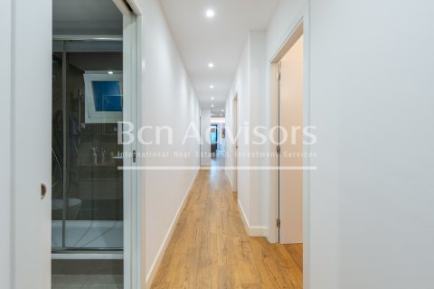 Apartamento de 3 dormitorios en venta en Barcelona, Cataluña, Spain № 2899 - foto 22