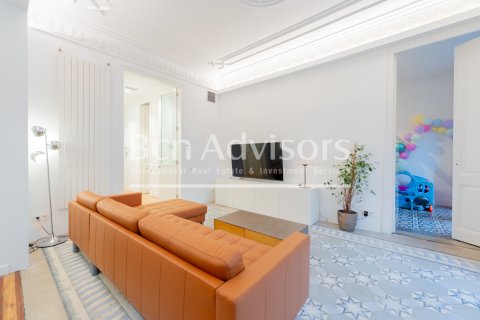 Apartamento de 3 dormitorios en venta en Barcelona, Cataluña, Spain № 2900 - foto 15